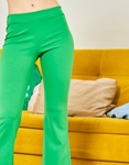 Εικόνα από Flared μονόχρωμο παντελόνι Πράσινο