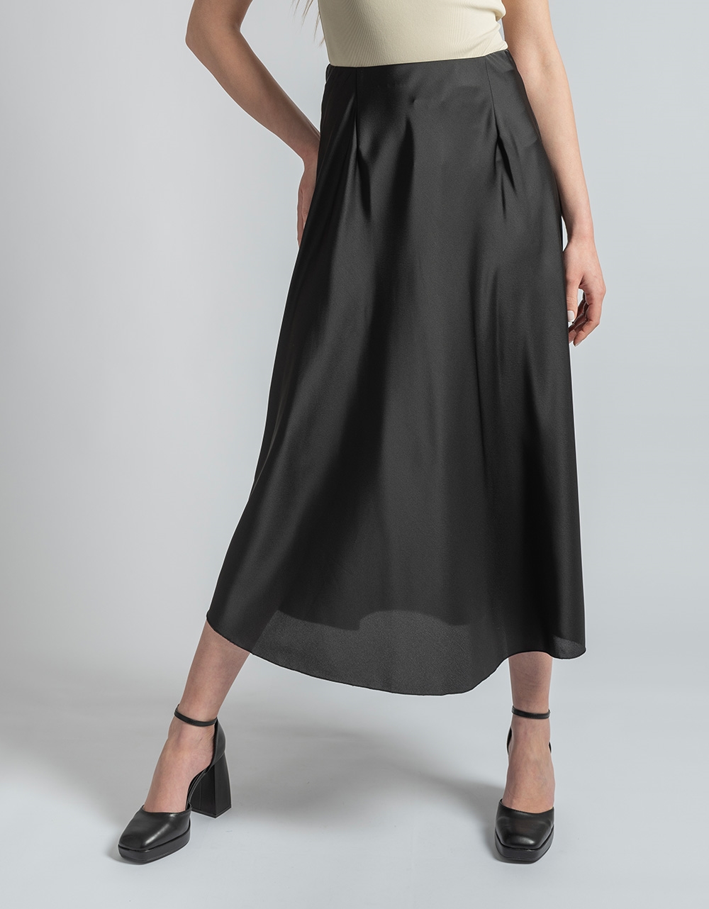 Εικόνα από Maxi φούστα με λάστιχο στη μέση σε Α γραμμή Μαύρο