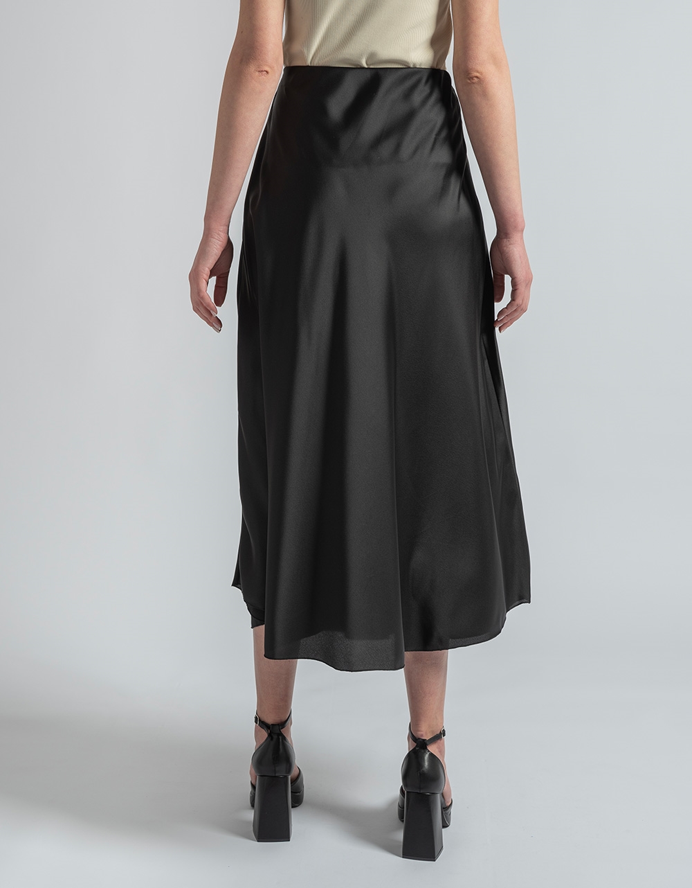 Εικόνα από Maxi φούστα με λάστιχο στη μέση σε Α γραμμή Μαύρο