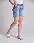 Εικόνα από Denim ελαστικό σορτσάκι με ξεβάμματα και φθορές Τζιν