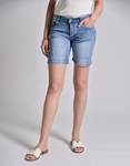 Εικόνα από Denim ελαστικό σορτσάκι με ξεβάμματα και φθορές Τζιν