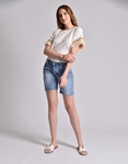 Εικόνα από Denim ελαστικό σορτσάκι με ξεβάμματα και φθορές Τζιν