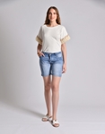 Εικόνα από Denim ελαστικό σορτσάκι με ξεβάμματα και φθορές Τζιν