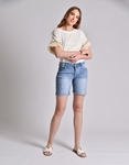 Εικόνα από Denim ελαστικό σορτσάκι με ξεβάμματα και φθορές Τζιν