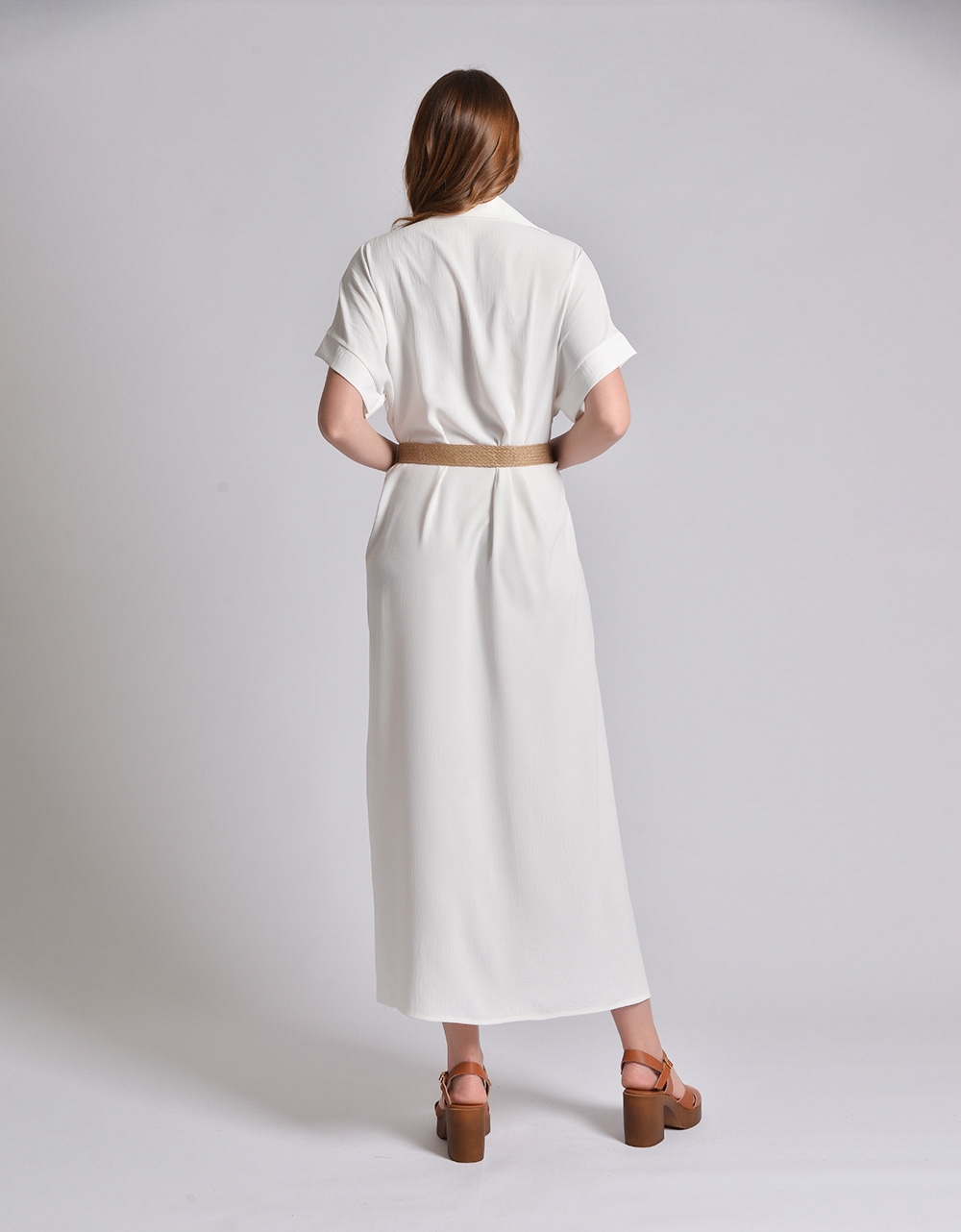 Εικόνα από Σεμιζιέ maxi φόρεμα μονόχρωμο με ψάθινη ζώνη Λευκό