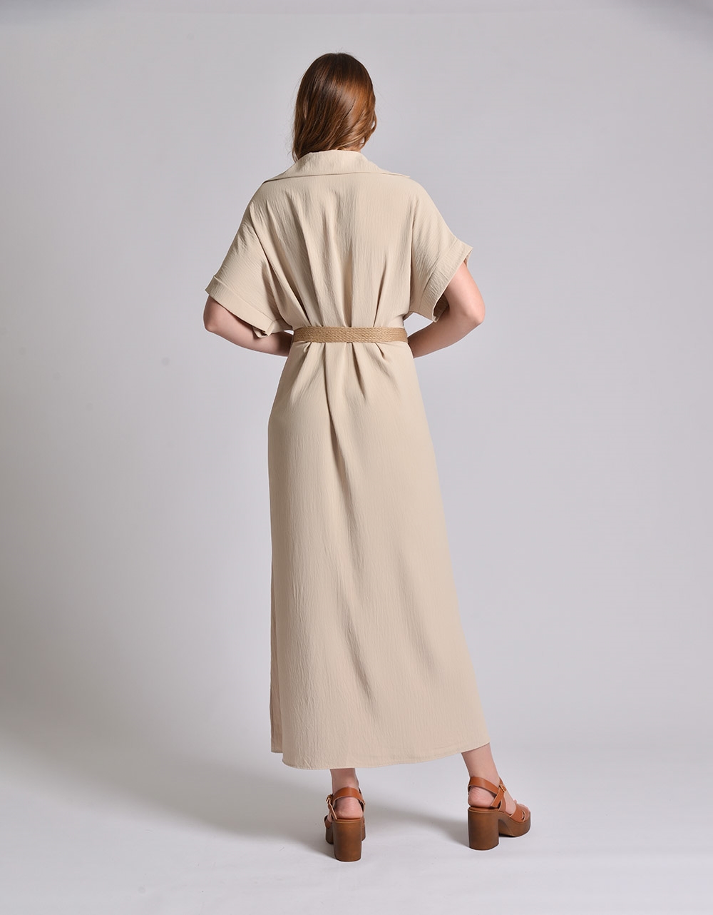 Εικόνα από Σεμιζιέ maxi φόρεμα μονόχρωμο με ψάθινη ζώνη Μπεζ