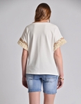 Εικόνα από Βαμβακερή κοντομάνικη μπλούζα με boho στοιχεία Λευκό
