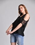 Εικόνα από Off shoulders μονόχρωμη μπλούζα με κέντημα Μαύρο