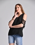 Εικόνα από Off shoulders μονόχρωμη μπλούζα με κέντημα Μαύρο