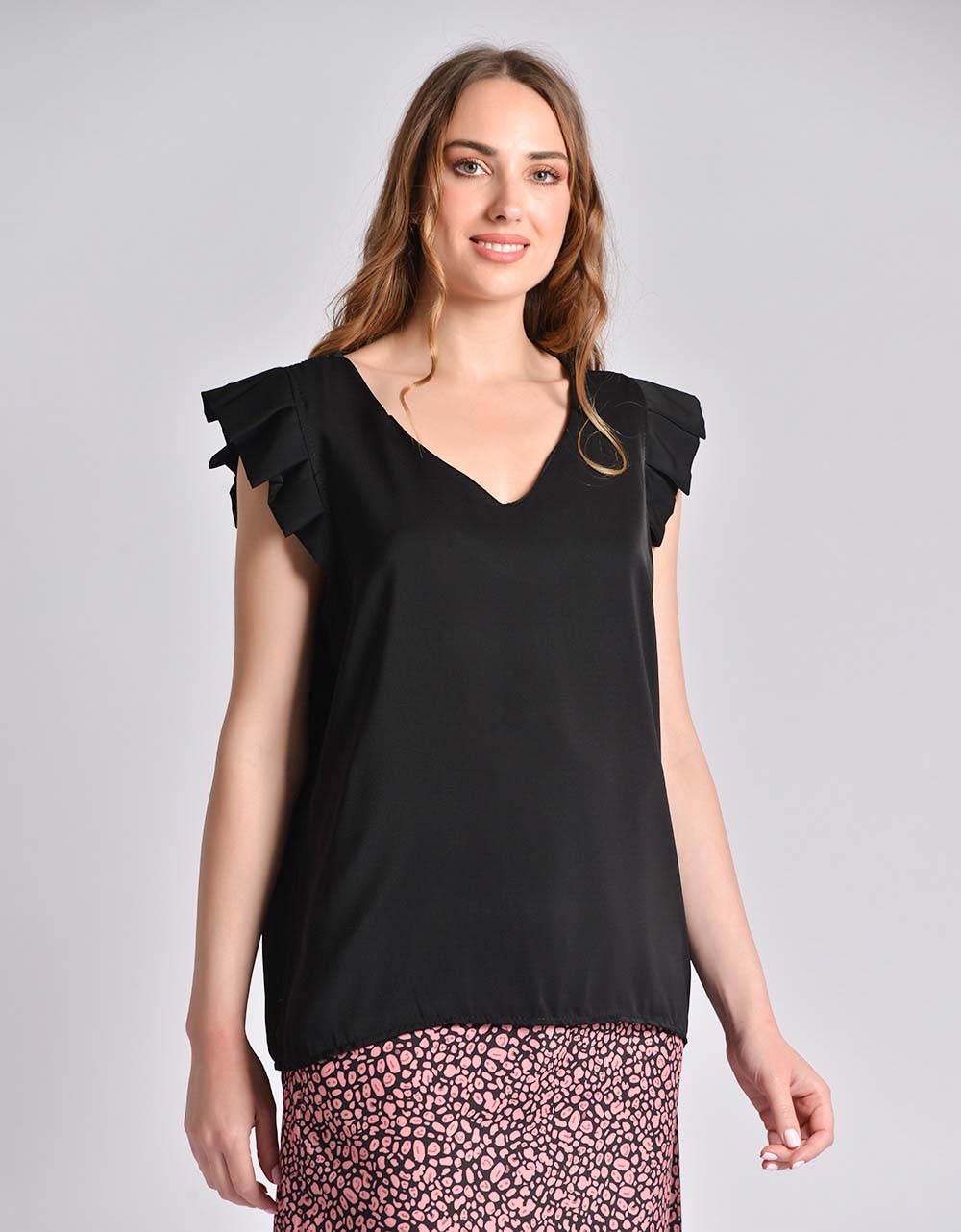 Εικόνα από Μονόχρωμη μπλούζα αμάνικη με βολάν στους ώμους Μαύρο