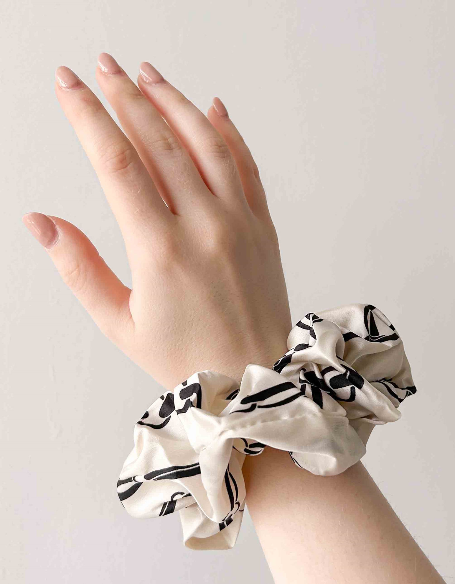 Εικόνα από Basic υφασμάτινα scrunchies με μοτίβο Λευκό