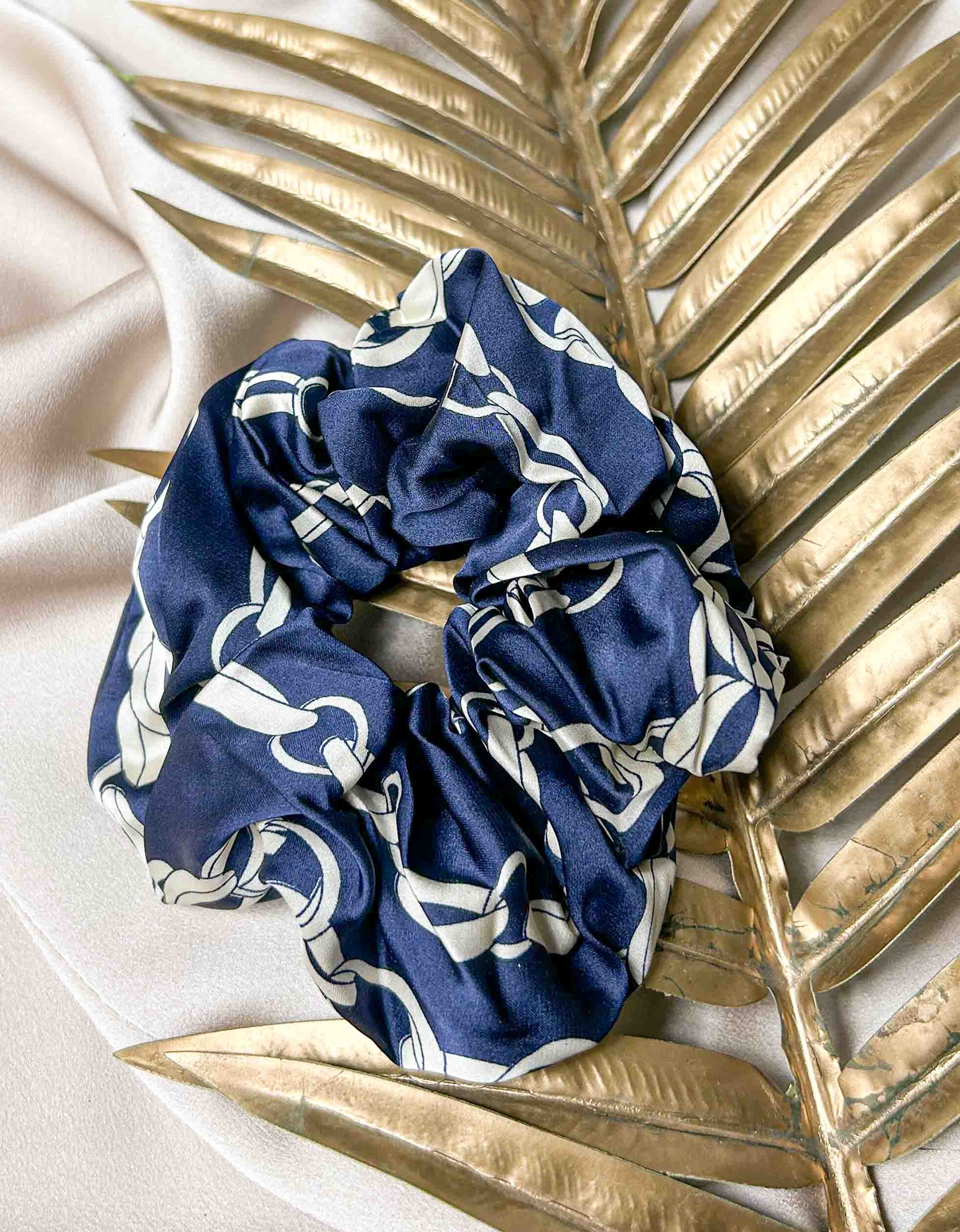 Εικόνα από Basic υφασμάτινα scrunchies με μοτίβο Navy
