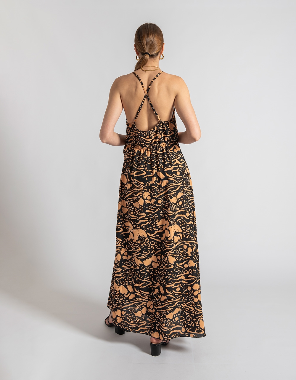 Εικόνα από Maxi φόρεμα με χιαστί σχέδιο στην πλάτη Κάμελ