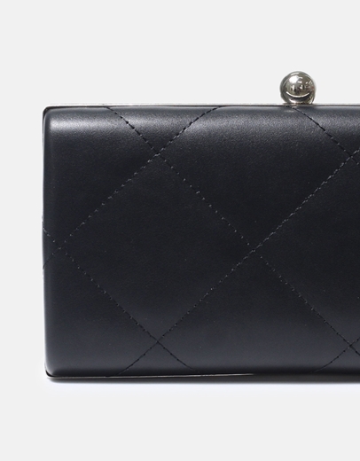 Εικόνα της Clutch μονόχρωμο με διακοσμητικές ραφές Μαύρο