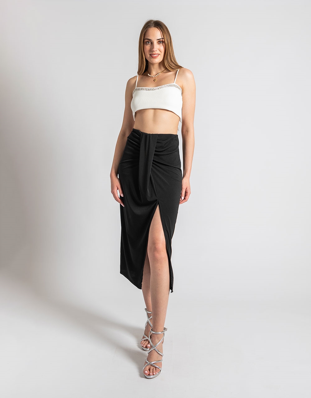 Εικόνα από Midi μονόχρωμη φούστα με σκίσιμο στο πλάι Μαύρο