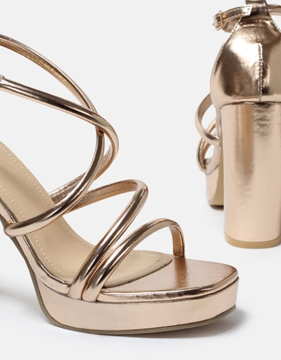 Εικόνα της Πέδιλα με τετράγωνο τακούνι και χιαστί σχέδιο Σαμπανί