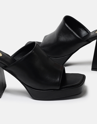 Εικόνα της Mules με φαρδιά φάσα και τετράγωνο τακούνι Μαύρο