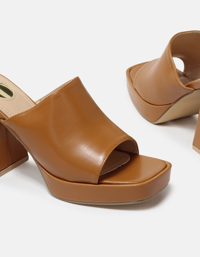 Εικόνα της Mules με φαρδιά φάσα και τετράγωνο τακούνι Ταμπά