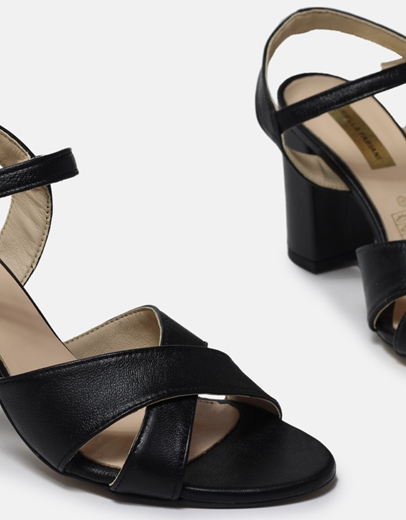 Εικόνα της Δερμάτινα πέδιλα με χιαστί σχέδιο στη φάσα Μαύρο