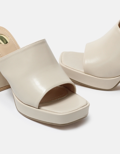 Εικόνα της Mules με φαρδιά φάσα και τετράγωνο τακούνι Μπεζ