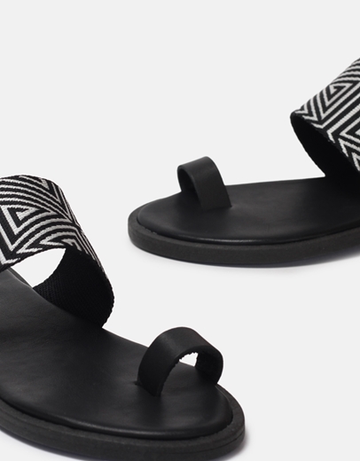 Εικόνα της Δερμάτινα flat σανδάλια Ελληνικής κατασκευής με μοτίβο Μαύρο