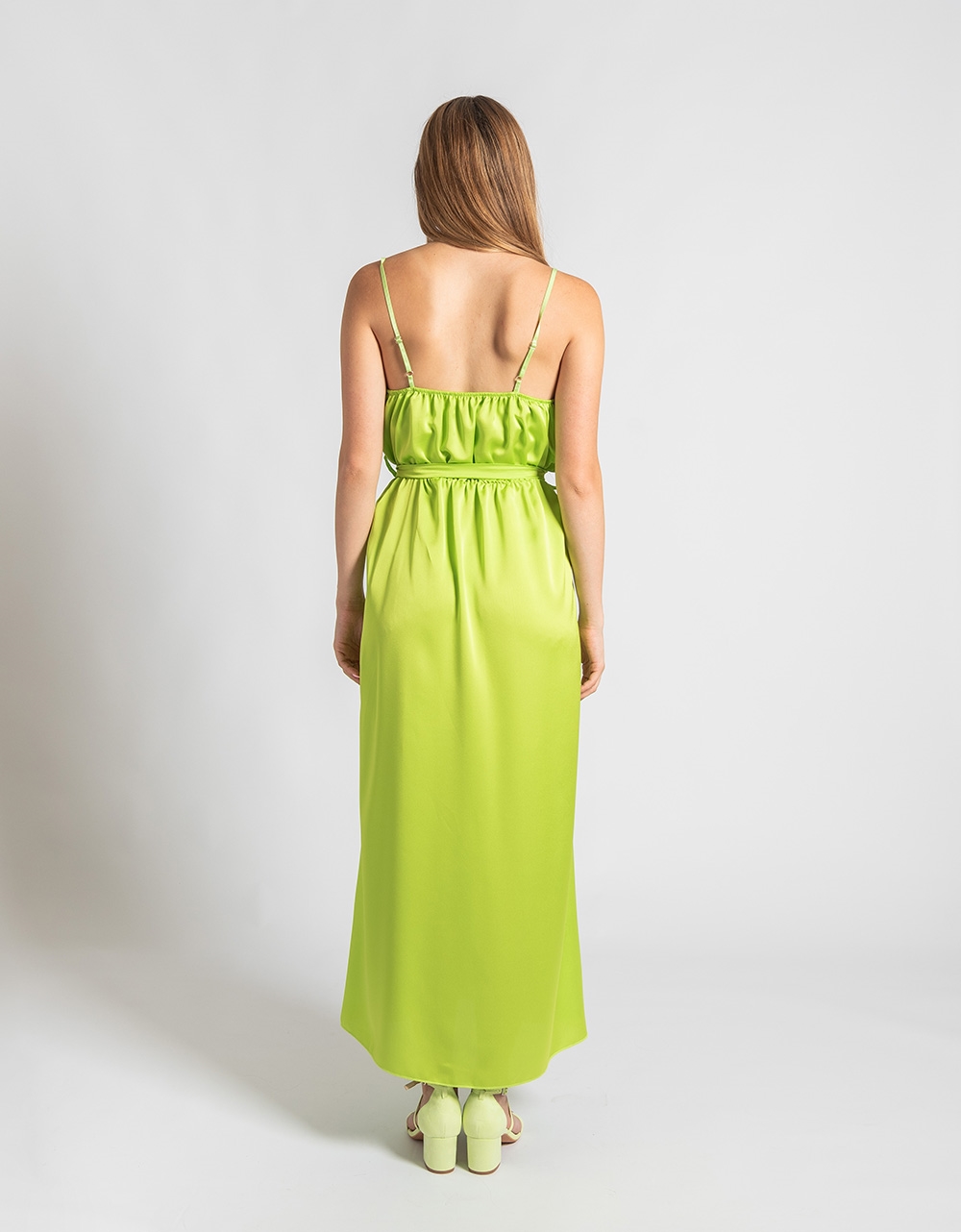 Εικόνα από Maxi μονόχρωμο κρουαζέ φόρεμα με ζωνάκι Πράσινο