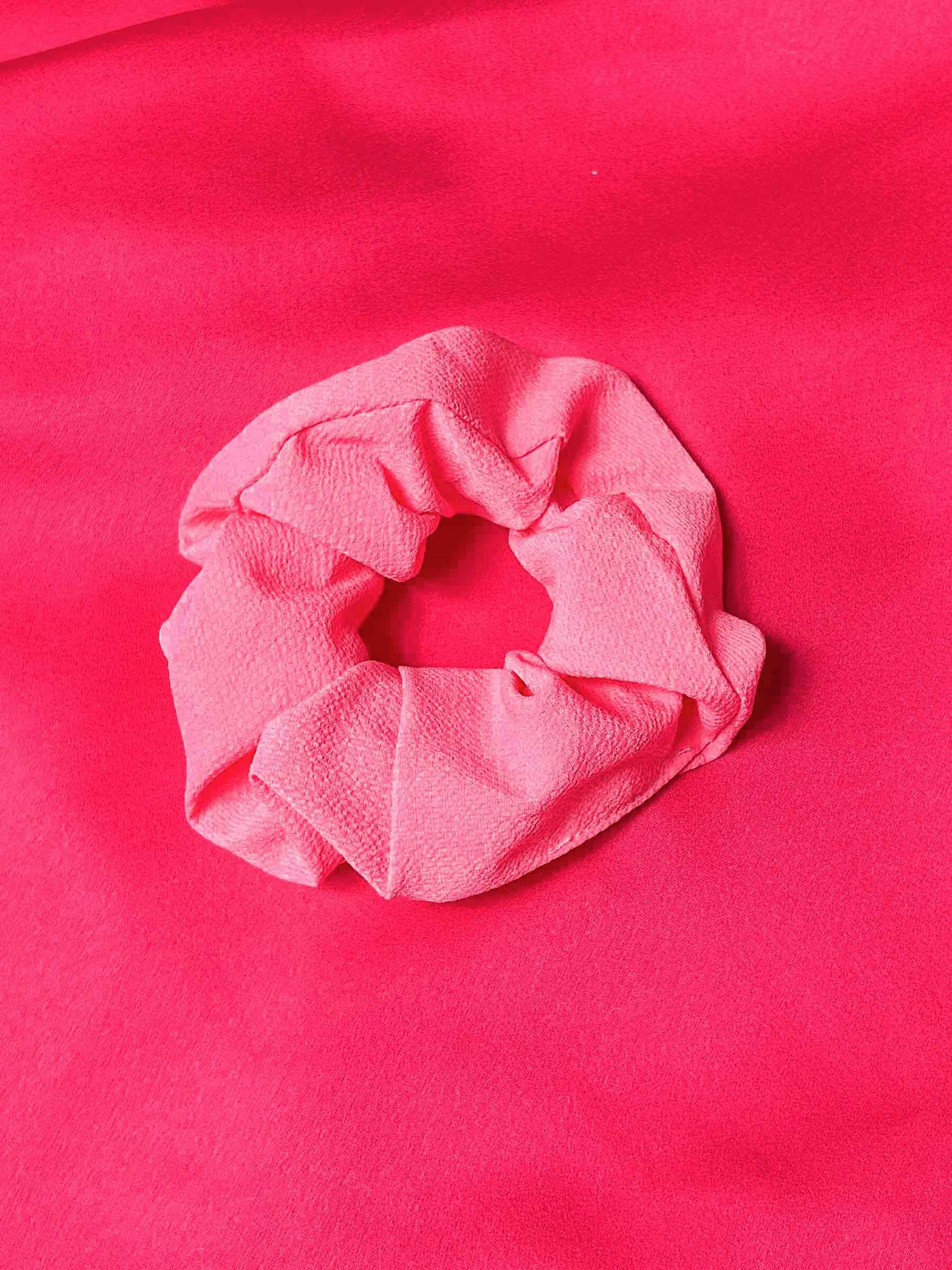 Εικόνα από Basic υφασμάτινα scrunchies μονόχρωμα Φούξια