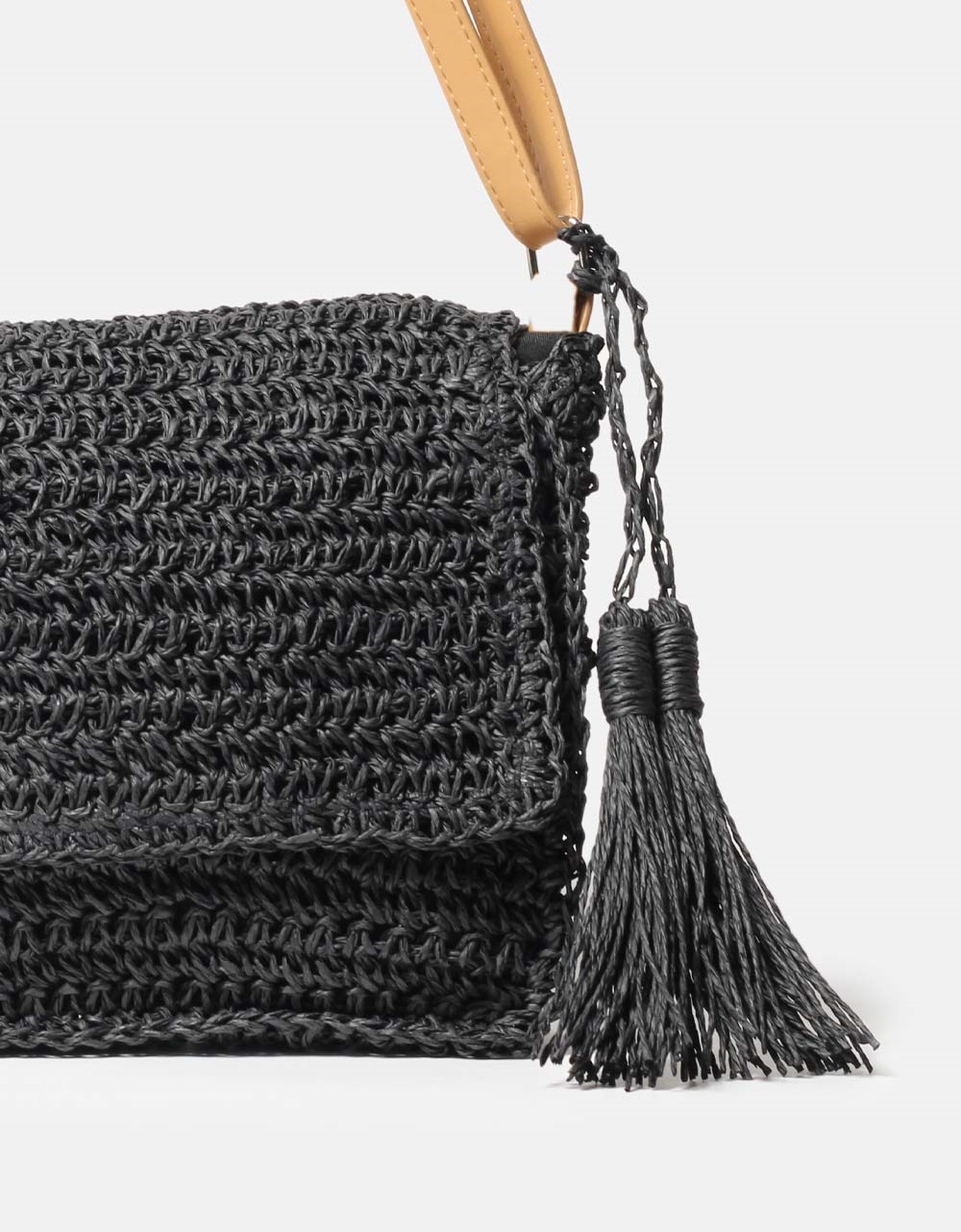 Εικόνα από Ψάθινη τσάντα ώμου με κρεμαστό διακοσμητικό Μαύρο