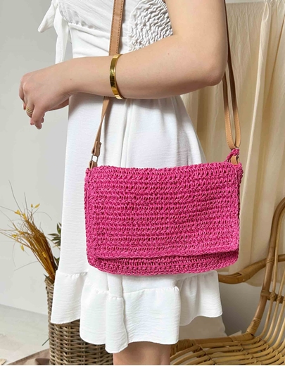 Εικόνα της Ψάθινη τσάντα ώμου με κρεμαστό διακοσμητικό Φούξια