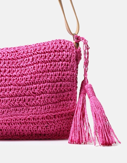 Εικόνα της Ψάθινη τσάντα ώμου με κρεμαστό διακοσμητικό Φούξια