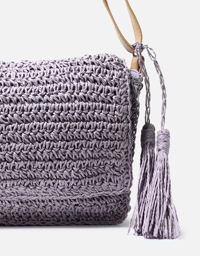 Εικόνα της Ψάθινη τσάντα ώμου με κρεμαστό διακοσμητικό Λιλά