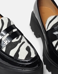 Εικόνα από Loafers λουστρίνι με print και διπλή σόλα Ζέμπρα