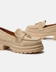Εικόνα από Suede δίσολα loafers με μεταλλικά στοιχεία Μπεζ