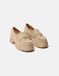 Εικόνα από Suede δίσολα loafers με μεταλλικά στοιχεία Μπεζ