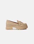 Εικόνα από Suede δίσολα loafers με μεταλλικά στοιχεία Μπεζ