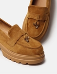 Εικόνα από Suede δίσολα loafers με μεταλλικά στοιχεία Ταμπά
