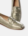 Εικόνα από Flat μονόχρωμα loafers με ιδιαίτερο μοτίβο Χρυσό