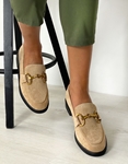 Εικόνα από Suede μονόχρωμα loafers με μεταλλική αγκράφα Μπεζ