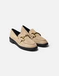 Εικόνα από Suede μονόχρωμα loafers με μεταλλική αγκράφα Μπεζ