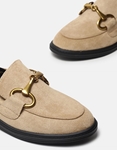 Εικόνα από Suede μονόχρωμα loafers με μεταλλική αγκράφα Μπεζ