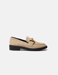 Εικόνα από Suede μονόχρωμα loafers με μεταλλική αγκράφα Μπεζ