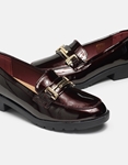 Εικόνα από Loafers λουστρίνι με μεταλλική αγκράφα Μπορντώ