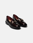 Εικόνα από Loafers λουστρίνι με μεταλλική αγκράφα Μπορντώ