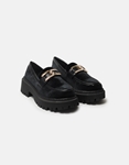Εικόνα από Velvet μονόχρωμα loafers με χρυσή αγκράφα Μαύρο