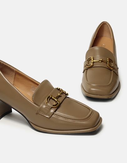 Εικόνα της Loafers με αγκράφα και τετράγωνο τακούνι Πούρο