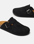 Εικόνα από Suede clogs μονόχρωμα με διακοσμητικό λουράκι Μαύρο