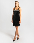 Εικόνα από Velvet μίνι φόρεμα με διακοσμητικές αλυσίδες Μαύρο