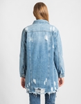 Εικόνα από Μακρύ denim jacket με φθορές και ξέφτια Τζιν