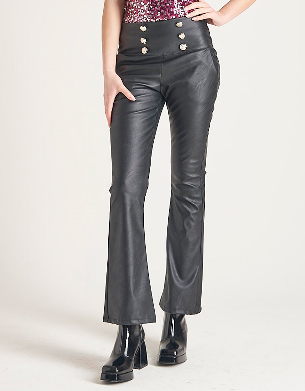 Εικόνα από Leather look παντελόνι καμπάνα με διακοσμητικά κουμπιά Μαύρο