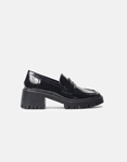 Εικόνα από Μονόχρωμα loafers λουστρίνι με τρακτερωτή σόλα Μαύρο